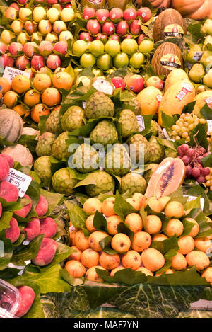 Eine große Auswahl an frischen Früchten auf Verkauf in La Boqueria Markt in der Nähe von Ramblas, Barcelona, Spanien Stockfoto