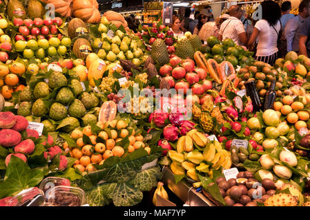 Eine große Auswahl an frischen Früchten auf Verkauf in La Boqueria Markt in der Nähe von Ramblas, Barcelona, Spanien Stockfoto