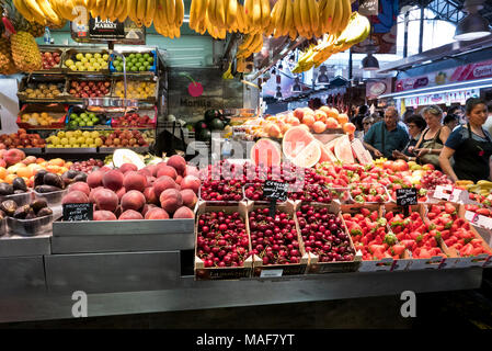 Eine große Auswahl an frischen Früchten auf Verkauf in La Boqueria Markt in der Nähe von Ramblas, Barcelona, Spanien Stockfoto