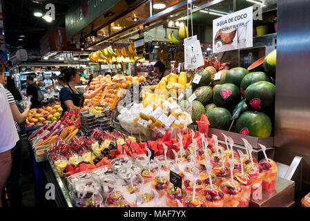 Frische Fruchtsäfte und Früchte zum Verkauf in La Boqueria Markt in der Nähe von La Rambla, Barcelona, Spanien Stockfoto