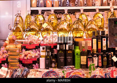 Eine große Auswahl von Olivenöl auf dem Display zum Verkauf in La Boqueria Markt in der Nähe von La Rambla, Barcelona, Spanien Stockfoto