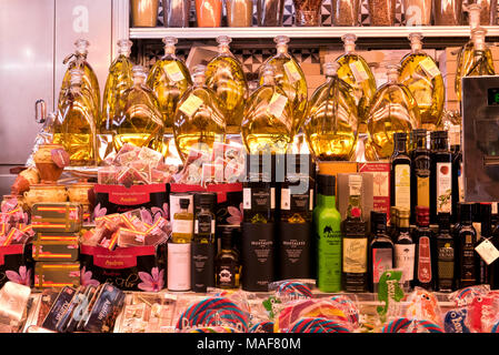 Eine große Auswahl von Olivenöl auf dem Display zum Verkauf in La Boqueria Markt in der Nähe von La Rambla, Barcelona, Spanien Stockfoto