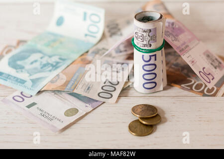 Verschiedenen serbischen Papiergeld Banknoten auf Holztisch, schoß schließen Stockfoto