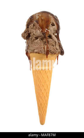 Chocolate Chip Eis mit runny Sirup vor weißem Hintergrund Stockfoto