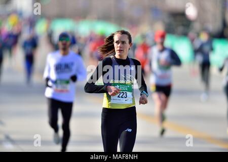 Chicago, Illinois, USA. Lindsey McDonald der Vereinigten Staaten nähert sich die Ziellinie am Shamrock Shuffle Rennen in Chicago 2018. Stockfoto