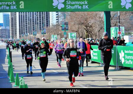 Chicago, Illinois, USA. Ein Meer von Läufer Überqueren der Ziellinie am Shamrock Shuffle Rennen in Chicago 2018. Stockfoto