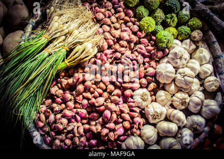 Fülle von Kräutern und Gemüse in einem lokalen indonesischen Markt in Nordsumatra angezeigt Stockfoto