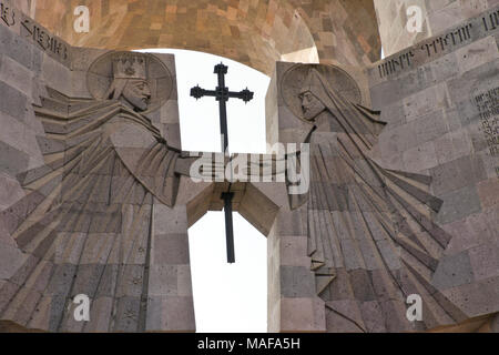 Haupteingang zum Heiligen Stuhl von Edschmiadzin mit geschnitzten Stein Denkmal für 2001 Besuch von Papst Johannes Paul II., Vagharshapat (Echmiadzin), Armenien Stockfoto