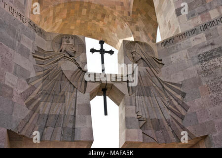 Haupteingang zum Heiligen Stuhl von Edschmiadzin mit geschnitzten Stein Denkmal für 2001 Besuch von Papst Johannes Paul II., Vagharshapat (Echmiadzin), Armenien Stockfoto