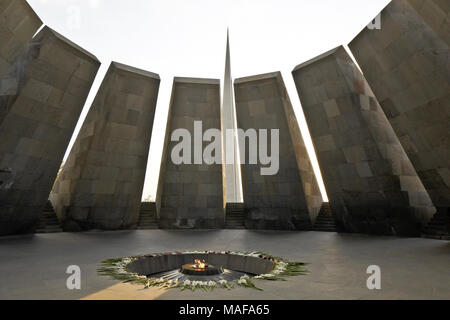 Ewige Flamme im inneren Kreis der gekippt Basalt Platten an den armenischen Genozid Mahnmal auf Tsiternakaberd Hill (Festung der Schwalben), Yereven, Armenien Stockfoto