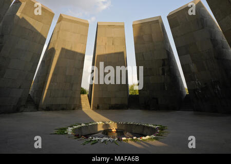 Ewige Flamme im inneren Kreis der gekippt Basalt Platten an den armenischen Genozid Mahnmal auf Tsiternakaberd Hill (Festung der Schwalben), Yereven, Armenien Stockfoto