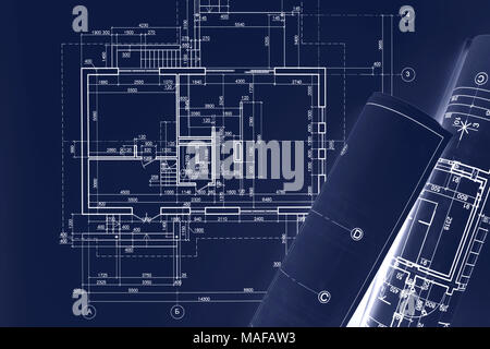 Zivile Gebäude Skizze Zeichnungen, rollte Blueprints auf dunklem Blau Oberfläche. architekten Arbeitsplatz Hintergrund. Double Exposure. Stockfoto