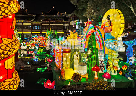 Bunte Lichter am Laternenfest Feiern zum chinesischen Neujahrsfest in den Yuyuan-garten, Shanghai, China Stockfoto