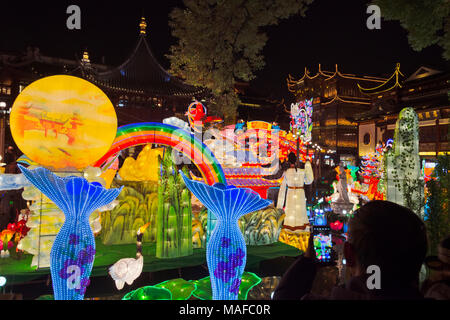 Bunte Lichter am Laternenfest Feiern zum chinesischen Neujahrsfest in den Yuyuan-garten, Shanghai, China Stockfoto