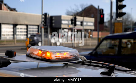 Tagesansicht mittellange Aufnahme des Not-Rundumleuchte Blinker auf dem Dach von Wartung Auto auf britischen Straßen. Stockfoto