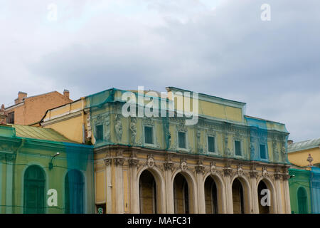 Altes Haus gedeckte Gebäude Fassade mesh. Die Vorbereitungen für die Renovierung Stockfoto