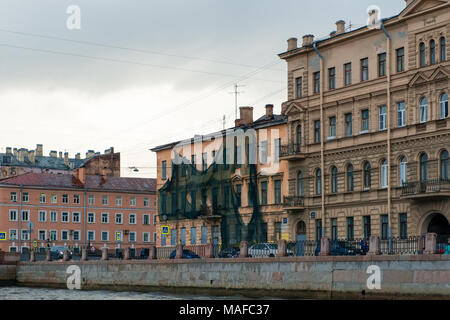 Russland, SANKT PETERSBURG - 18. AUGUST 2017: Kryukov Canal Embankment, 28. Altes Haus gedeckte Gebäude Fassade mesh. Die Vorbereitungen für die renovatio Stockfoto