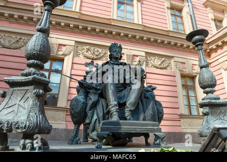 Russland, SANKT PETERSBURG - 18. AUGUST 2017: Denkmal für die russischen Kaiser im Innenhof des Michailowski Schloss Stockfoto