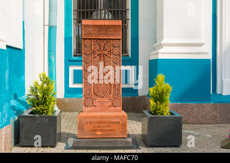Russland, SANKT PETERSBURG - 18. AUGUST 2017: Khachkar - Stein mit einem geschnitzten Bild von einem Kreuz in Ornament, von der Armenischen Apostolischen Kirche gespendet auf t Stockfoto