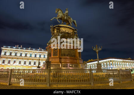 Russland, SANKT PETERSBURG - 18. AUGUST 2017: Denkmal für Nicholas 1 auf St. Isaac's Square, Nacht, Langzeitbelichtung Licht Beleuchtung Stockfoto