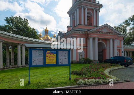 Russland, SANKT PETERSBURG - 18. AUGUST 2017: Glockenturm (1812) des Heiligen Kreuzes Kosak Kathedrale Stockfoto