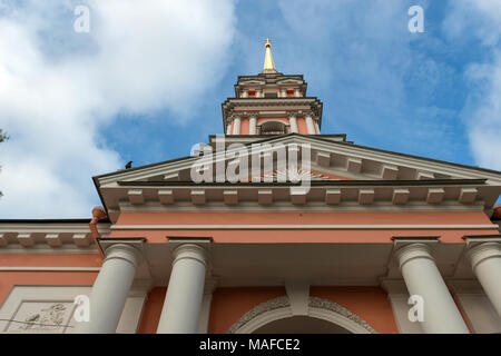 Russland, SANKT PETERSBURG - 18. AUGUST 2017: Glockenturm (1812) des Heiligen Kreuzes Kosak Kathedrale Stockfoto