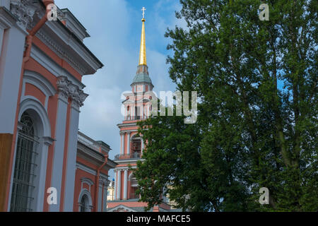 Russland, SANKT PETERSBURG - 18. AUGUST 2017: Glockenturm (1812) des Heiligen Kreuzes Kosak Kathedrale Stockfoto