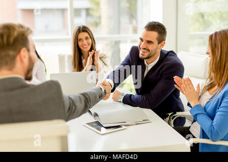 Blick auf Geschäftsleute Händeschütteln, finishing ein Treffen Stockfoto