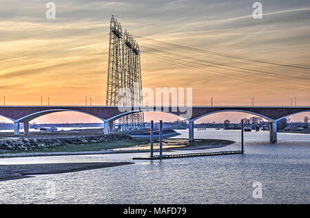 Am Abend Blick auf die Stadt Brücke De Oversteek (der Kreuzung) und Strom Linien überqueren der neu erstellten Kanal des Flusses Waal in der Nähe von Nijmegen, die N Stockfoto