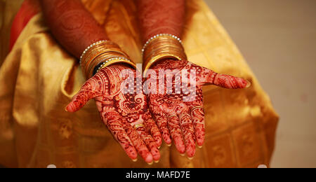 Bild von Henna auf dem indischen Hochzeit Braut. closeup Designs hand Stockfoto