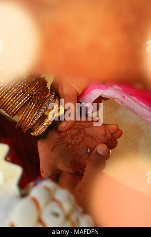 Bräutigam Braut hält Hand in South Indian traditionelle Hochzeit Stockfoto