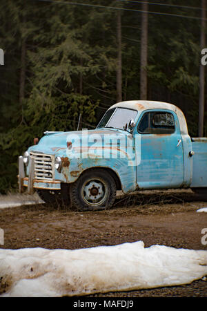 Eine blaue 1957 Internationale S120 Pickup Truck, in einem alten Steinbruch, östlich von Clark Gabel Idaho. Stockfoto