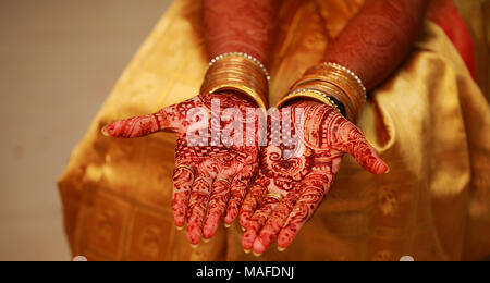 Schöne mehendi Design auf Hand, junge Braut Mädchen Hand Stockfoto