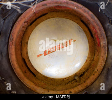 Detail: eine Crosley Radkappe auf ein rostiges Rad mit einem Ausgeblasen Reifen 1947 Crosley 2-Türer Cabrio, in einem Steinbruch, östlich von Clark Gabel Idaho. Stockfoto