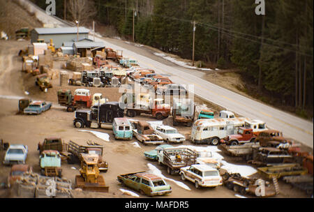 Alte Autos und Lkw in einem Steinbruch, östlich von Clark Gabel Idaho. Stockfoto