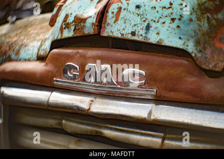 Detail der Chrom GMC-Logo, das auf der Vorderseite eines GMC Truck 1949, in einem alten Steinbruch, östlich von Clark Gabel Idaho. Stockfoto