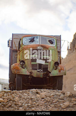 Eine grüne 1937 GMC cabover Truck, in einem alten Steinbruch, östlich von Clark Gabel Idaho. Stockfoto