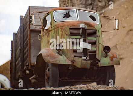 Eine grüne 1937 GMC cabover Truck, in einem alten Steinbruch, östlich von Clark Gabel Idaho. Stockfoto