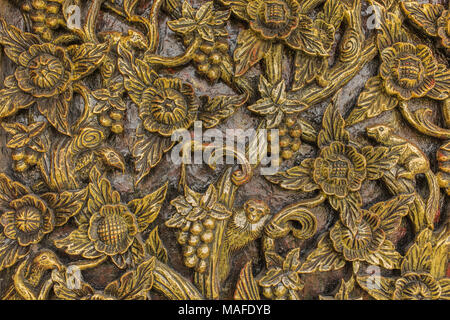 Muster der Blume auf Holz Hintergrund geschnitzt. Hand in Asien Stockfoto