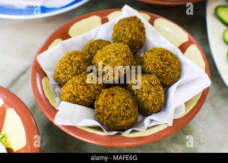 Felafel Kugeln in einem rustikalen Schüssel, Ansicht von oben Stockfoto