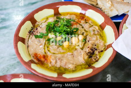 Bohnen und Hummus auf einem urigen Schüssel, Ansicht von oben Stockfoto