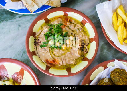 Bohnen und Hummus auf einem urigen Schüssel, Ansicht von oben Stockfoto