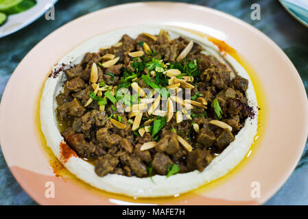 Fleisch mit Hummus auf Platte, traditionelle arabische Speisen Stockfoto