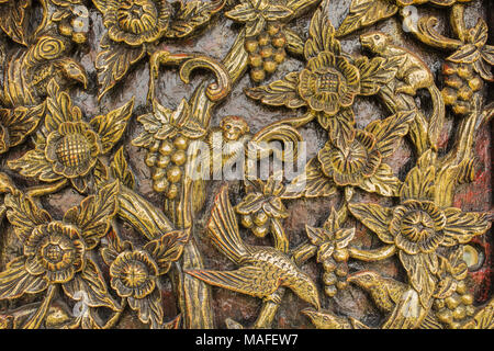 Muster der Blume auf Holz Hintergrund geschnitzt. Hand in Asien Stockfoto