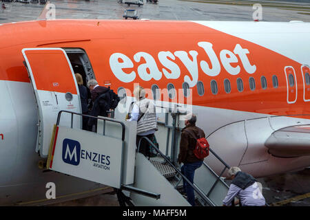 EasyJet Boeing 737 Boarding am Flughafen Manchester an regnerischen Tag Stockfoto