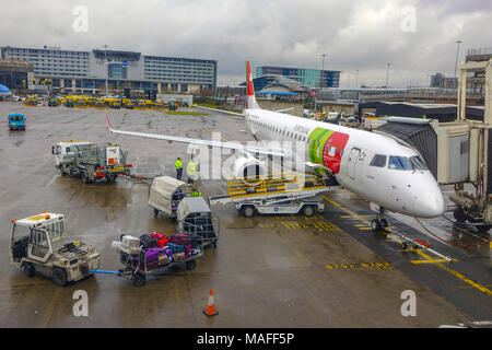 Laden von TAP Portugal Flugzeuge auf dem Flughafen Manchester auf nassen Tag Stockfoto