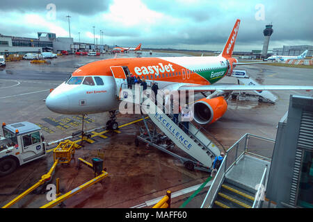 EasyJet Boeing 737 Boarding am Flughafen Manchester an regnerischen Tag Stockfoto