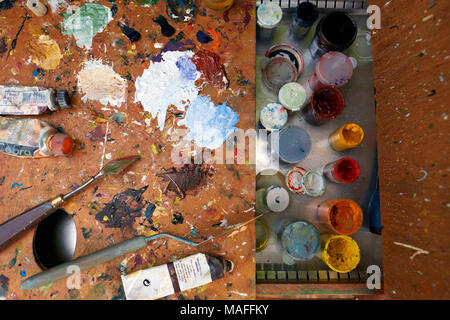 Ein Künstler Ölfarbe Palette im Einsatz vor Ort. Stockfoto