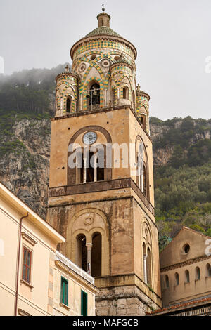 Amalfi Glockenturm der Kathedrale an der Piazza del Duomo, Amalfi, Italien. Eine der touristischen Attraktion in Amalfi Küste. Stockfoto