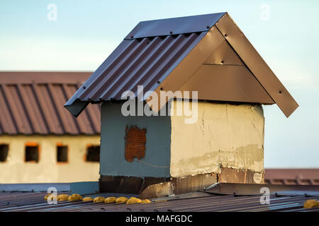 Nahaufnahme einer neu errichteten Schornstein auf einem Hausdach im Bau. Unvollendete Gebäude-, Reparatur- und Renovierungsarbeiten. Stockfoto